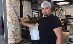 Adana'da Sıcağa Karşı İlginç Çözüm: Döner Ustası Buzları Sırtına Bağlayıp Çalışıyor