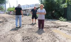 Adana’da Tepki Çeken Görüntü! Mahalleli Bozuk Yollardan Şikayetçi