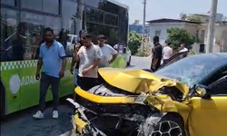 Belediye Otobüsü Taksiyle Çarpıştı: Yaralılar Hastaneye Kaldırıldı