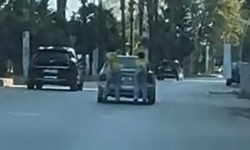 Otomobile Tutunup İlerlediler: Adana'da Patenli Gençlerin Tehlikeli Yolculuğu Kamerada