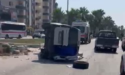 Kozan Yolu’nda Kaza: Ticari Araç Refüje Çarpıp Devrildi