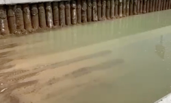 Adana’da Alt Geçit Çalışmasında Su Borusu Patladı! İnşaat Alanı Göle Döndü