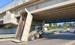 Adana’da Yürekleri Ağza Getiren Kaza! Kamyon Köprüye Takıldı