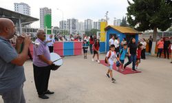 Kozan’da Minik Öğrencilere Kırmızı Halılı Karşılama! Davul Zurnayla Okula Girdiler