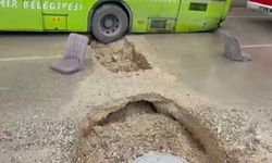 Adana’da Yağış Sonrası Oluşan Çukura Belediye Otobüsü Düştü