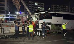 Adana’da Kontrolden Çıkan Yolcu Otobüsü Alt Geçit Duvarına Çarptı: 11 Yaralı