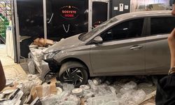 Adana’da Peş Peşe Kaza: İki Otomobil Aynı Mağazaya Girdi