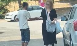 Adana’da Sokak Ortasında Şaşkına Çeviren Anlar! Kadının Yolunu Kesip Para İstedi