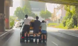 Seyhan'da Patenli Çocukların Tehlikeli Yolculuğu: Taksiye Tutunarak İlerlediler