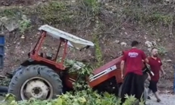 Karaisalı’da Faciadan Dönüldü! Hareket Hâlindeki Traktörün Üzerine Kaya Düştü