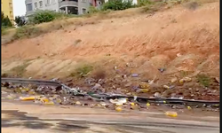 Adana Otoyolunda Tır Devrildi: Yağ Bidonları Yola Savruldu