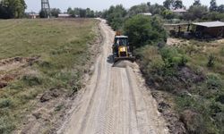Ceyhan’da Kırsal Mahallelere Yol Seferberliği: 200 Bin Metrekarelik Çalışma Başladı