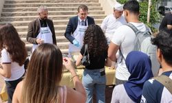 ÇÜ'de Geleneksel Tavuklu Pilav Günü Coşkusu: Rektör Beriş Öğrencilerle Buluştu