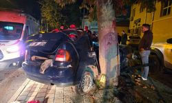 Adana’da Gece Yarısı Faciа! Ağaca Çarpan Otomobilde 13 Yaşındaki Çocuk Öldü