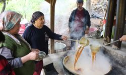 Adana’da 300 Kilo Üzümden Pekmez Mesaisi: Ata Dede Geleneği Yaşatılıyor