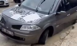 Adana’da Sağanak Sonrası Yol Çöktü: Araçlar Çukura Saplandı