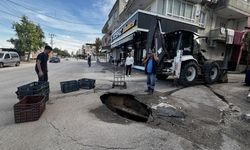 Adana'da Korkutan Yol Çökmesi! Vatandaşlar Dev Çukuru Ekmek Kasalarıyla Kapattı