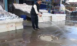 Adana Balıkçılar Pazarı’nda Kanalizasyon Krizi! Esnaf Tıkanıklığı Kendi İmkânlarıyla Açtı