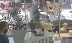 Adana’da Saniyeler İçinde Gerçekleşti! Kadının Çantasını Kapıp Kaçtılar