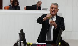 YENİ Parti Milletvekili Ayhan Barut’tan Kürsüde Limonlu Protesto