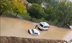 Adana’da Yağmur Sonrası Sokaklar Göle Döndü, Otomobil Suyun İçinde Mahsur Kaldı