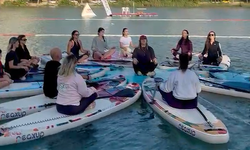 Seyhan Nehri’nde Pazar Keyfi: Adanalılar SUP Tahtaları Üzerinde Yoga Yaptı