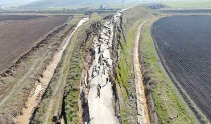Yol yarıldı, devasa çatlaklar oluştu