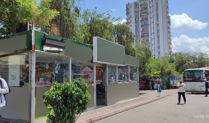 Adana Sıcağında "Sera" Modeli Duraklar Tepki Çekmeye Devam Ediyor