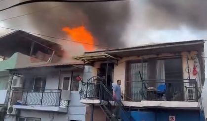 İzmir Konak’ta Hurdalık Yangını Evleri Küle Döndürdü