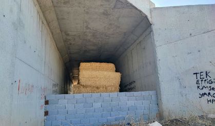 Adana'da Bitmeyen Köprü Samanlık Olarak Kullanılıyor...