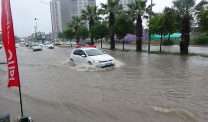 Meteoroloji Uyardı, Yağış Geldi: Adana’da Sokaklar Su Altında Kaldı