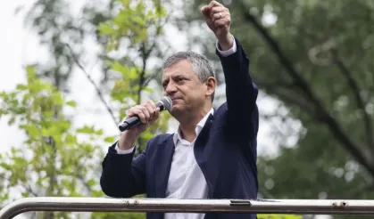 Özgür Özel, Adana Mitingini Hatırlattı: "Halkın Selinin Önünde Kimse Duramaz"