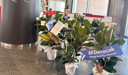 Ali Demirçalı'dan CHP Genel Merkezi'ne Dikkat Çeken Çiçek Jest