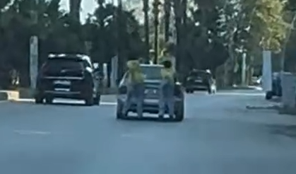 Otomobile Tutunup İlerlediler: Adana'da Patenli Gençlerin Tehlikeli Yolculuğu Kamerada