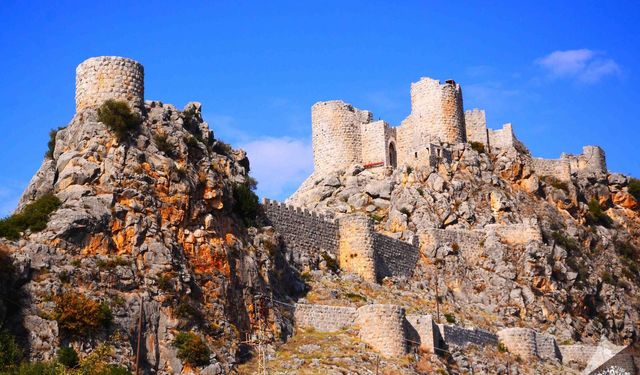 Adana'da Tarihe Yolculuk! Vali Yavuz'dan Yılan Kale Çağrısı