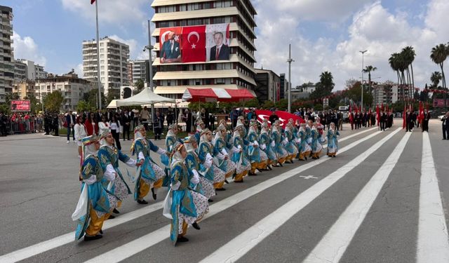Adana’da 23 Nisan Coşkusu Meydanlara Taştı