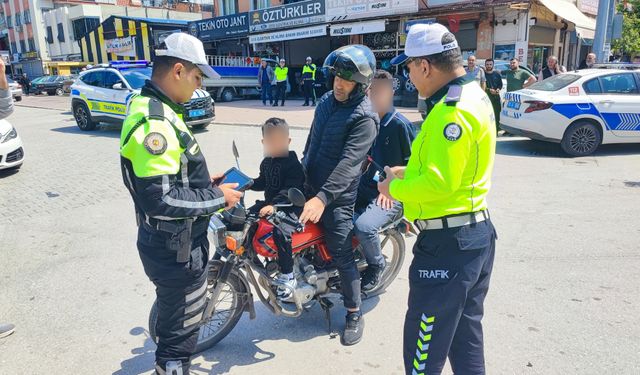 Adana Trafik Uygulamasında Hem Ceza Hem Sevgi: Polis Minik Kalpleri Kazandı