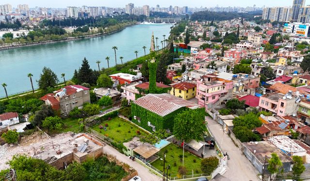 Adana’da Sarmaşıklarla Kaplı Cami Görenleri Hayran Bırakıyor