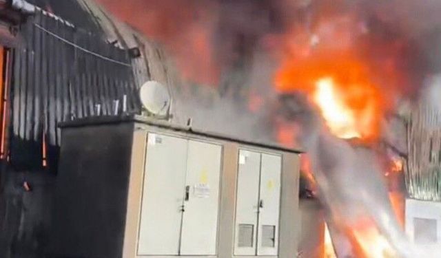 Adana’da Korkutan Yangın! Geri Dönüşüm Fabrikası Alevlere Teslim Oldu
