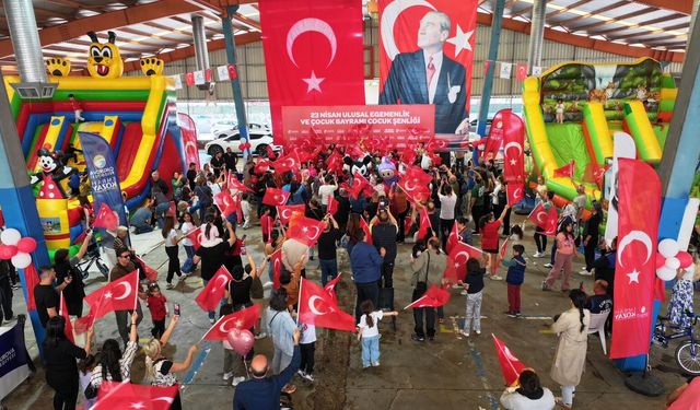 Çukurova'nın 23 Nisan Şenliğinde Binlerce Çocuk Doyasıya Eğlendi