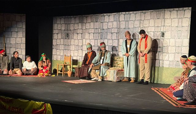 Adana’dan Diyarbakır’a Sanat Köprüsü: ‘Pir Sultan Abdal’ Oyunu Büyük İlgi Gördü