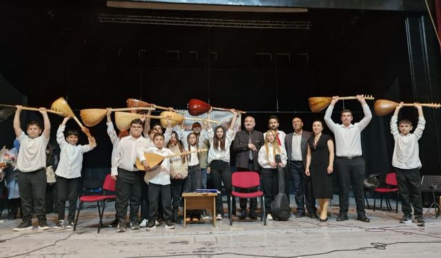 Ceyhan’da Bağlama Rüzgarı: Minik Sanatçılar Büyük Alkış Aldı