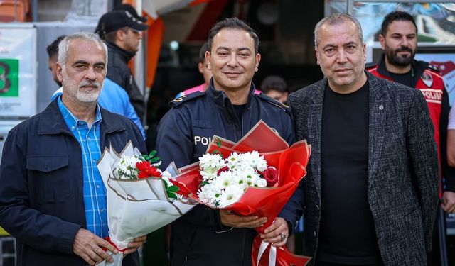 Adana Demirspor’dan Polis Teşkilatına Çiçekli Kutlama
