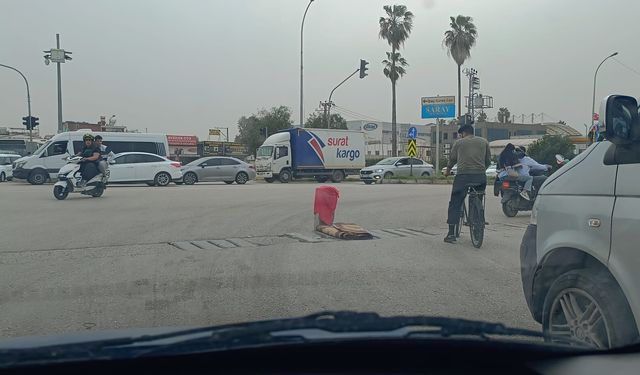 Adana E-5 Karayolu'nda Akılalmaz Görüntü: Ölüm Çukuruna 'Halılı' Önlem!