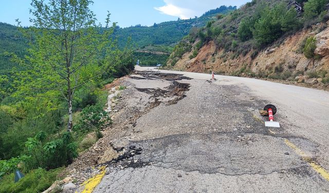 Karaisalı’da Yol Çöktü: Ulaşım Tek Şeride Düştü