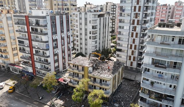 Adana’da Orta Hasarlı Binaların Yıkımı Yeniden Başladı