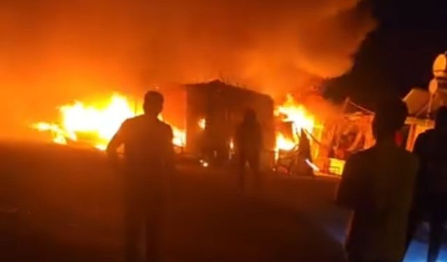 Adana’da Korkutan Yangın: 3 Konteyner ve 4 Çadır Kül Oldu