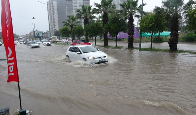 Meteoroloji Uyardı, Yağış Geldi: Adana’da Sokaklar Su Altında Kaldı