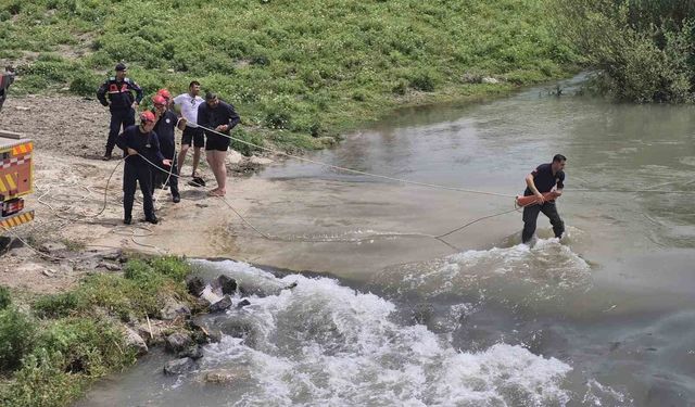 Adana’da Korku Dolu Anlar! Karaçay Nehri’nde Mahsur Kalan 2 Kişi Kurtarıldı