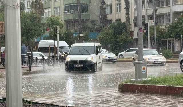 Adana’da Mayıs Ortasında Sağanak Şoku! Vatandaşlar Hazırlıksız Yakalandı